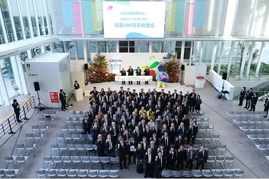 11��4�����l�s�����ŊJ�Â��ꂽ�u�J��500���O���\��v�̗l�q