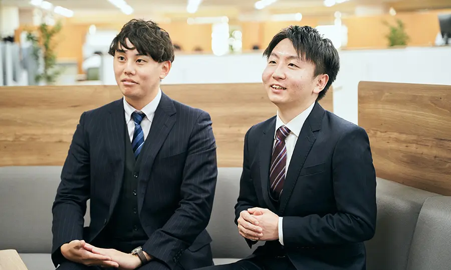 インタビュー中の写真