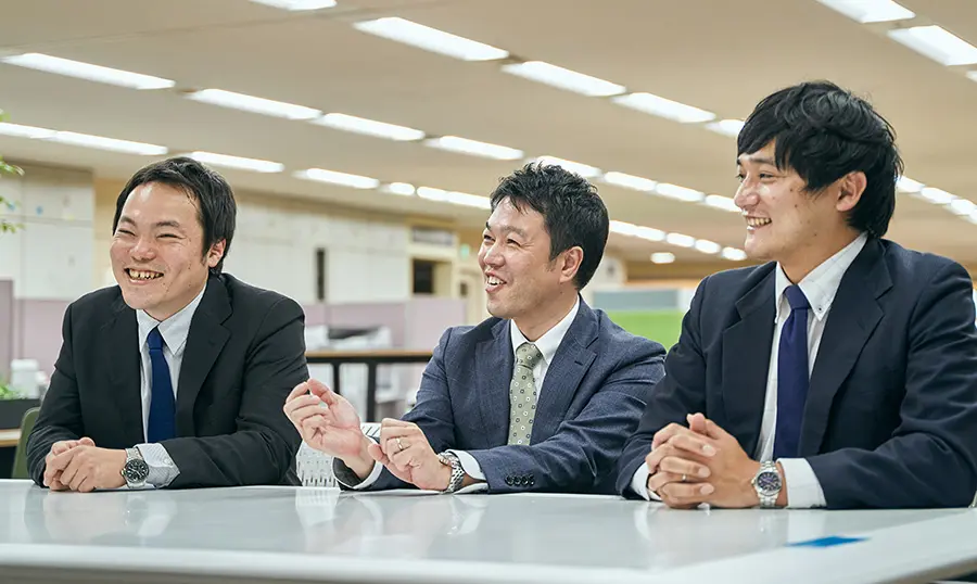 インタビュー中の写真