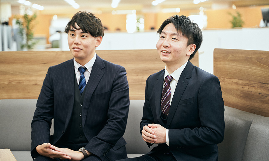 インタビュー中の写真