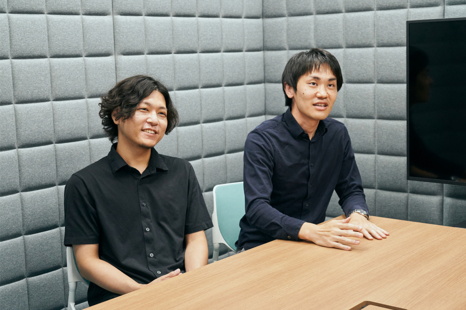 インタビュー中の写真