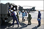 ヘリコプターから自衛隊トラックへの災害対策機器の積込訓練の様子