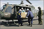 中型ヘリコプターへの災害対策機器の積込訓練の様子