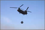 ヘリコプターによる通信ケーブルの吊り下げ搬送訓練の様子