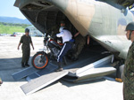 被災状況調査用バイクの搬送訓練の模様