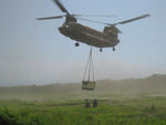 ヘリコプターによる非常用電源装置の吊り下げ搬送訓練の模様