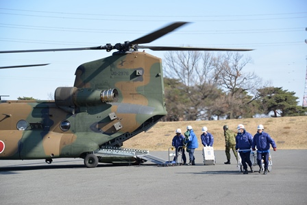 大型ヘリコプターからの災害対策機器の積下訓練の模様