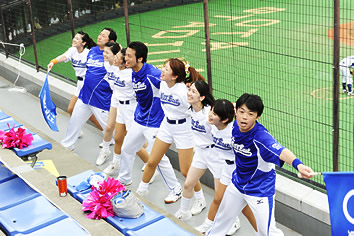 応援を盛り上げる応援団とチアリーダー